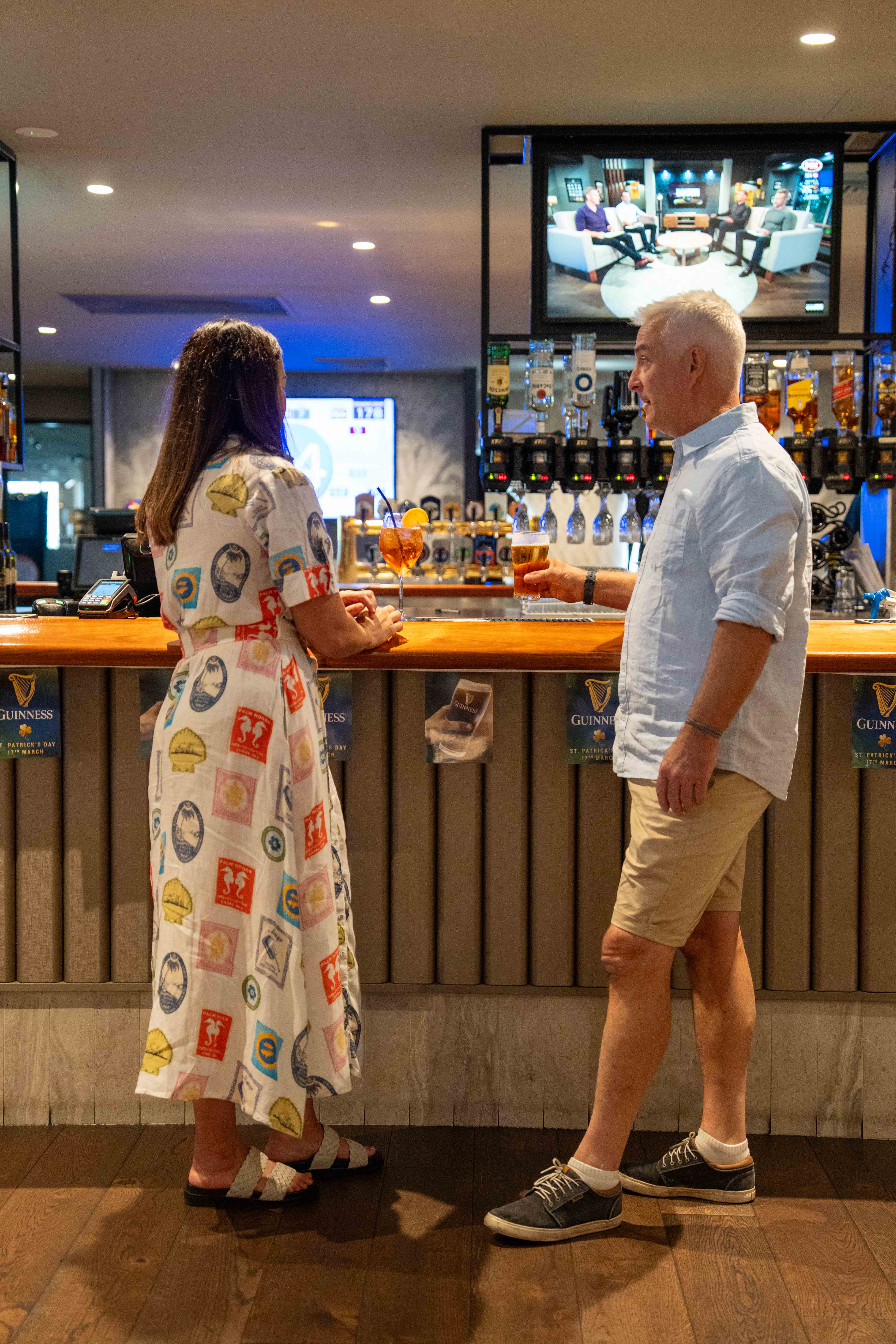 clubmulwala-diggers-bistro-cheers-drinks.jpg